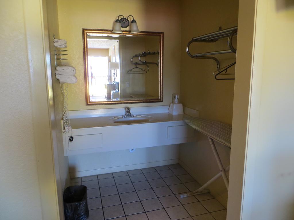 Summer Breeze Motel Upper Grand Lagoon Extérieur photo