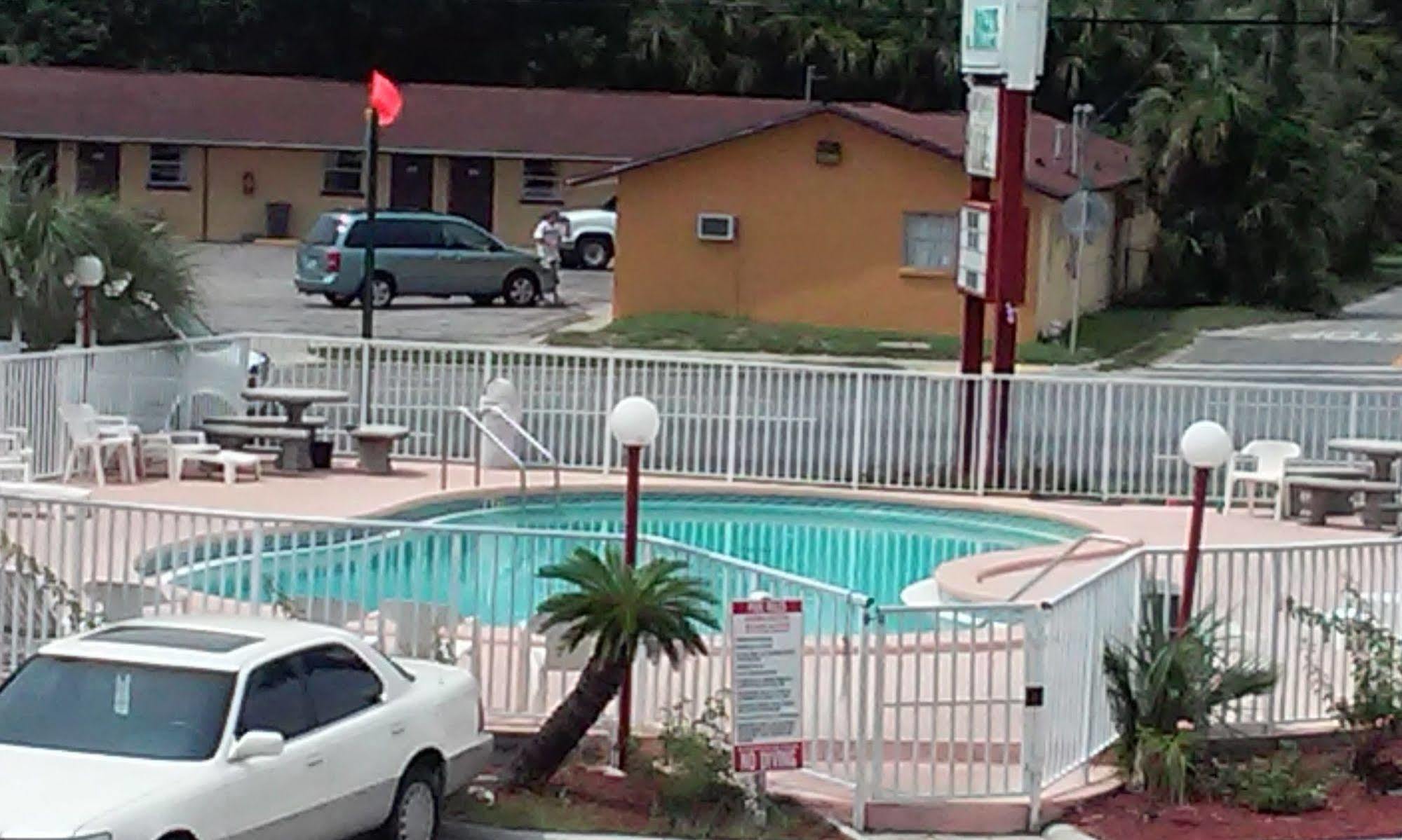 Summer Breeze Motel Upper Grand Lagoon Extérieur photo
